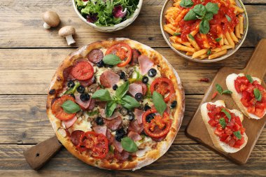 Üstten Görünüm pizza makarna ve salata kase