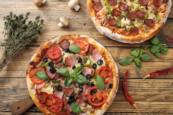 Top view delicious  pizza on rustic table — Stock Photo, Image