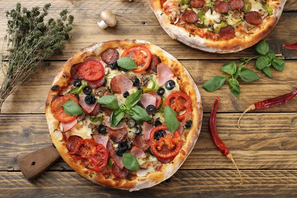 Top view delicio pizza on rustic table — Stock Photo, Image