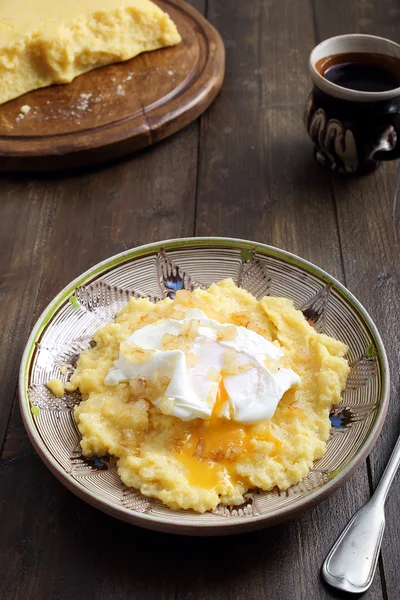 Bovenaanzicht polenta en ei rustieke achtergrond — Stockfoto