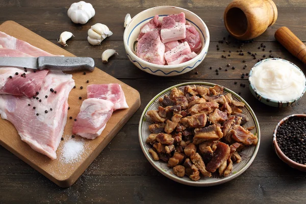 顶视图猪肉小吃，猪皮，猪肉抓挠，噼里啪啦的猪肉 — 图库照片