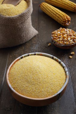 Mısır veya rustik ahşap masanın üzerine un maiz