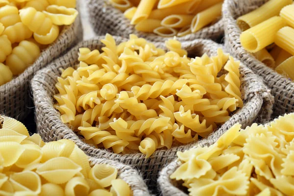 Zblízka syrové italské těstoviny fusilli — Stock fotografie