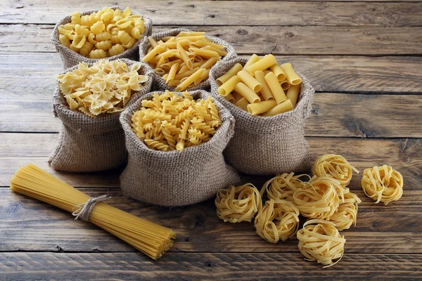 Arriba ver pasta italiana cruda en mesa rústica — Foto de Stock