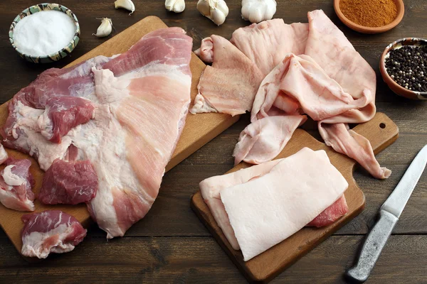 Carne suina cruda vista dall'alto su tavola rustica in legno — Foto Stock