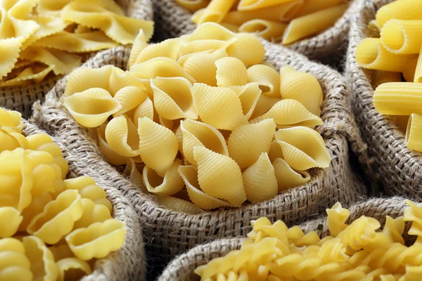Cerca de la cáscara de pasta italiana cruda — Foto de Stock