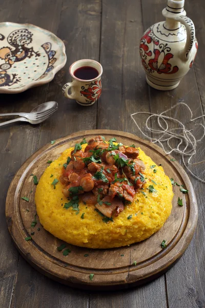 Polenta e ensopado na mesa de madeira rústico fundo — Fotografia de Stock