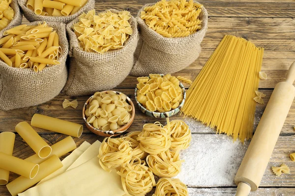 Vista superior Varios tipos de pasta italiana — Foto de Stock