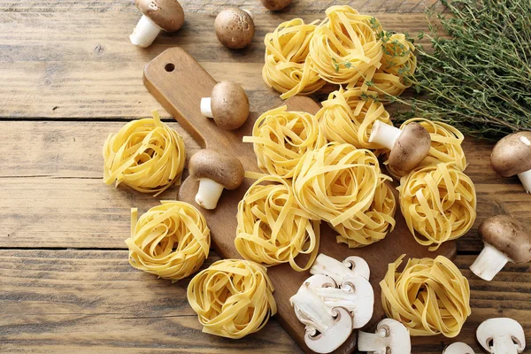 Ruwe huisgemaakte pasta met champignons — Stockfoto