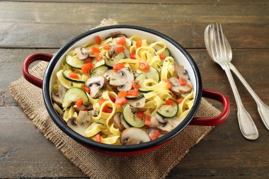 Vejetaryen makarna mantar ile