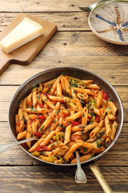 Sebze ile metal tavada makarna çeşitleri
