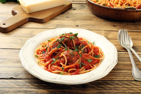 Italiensk pasta med köttbullar — Stockfoto