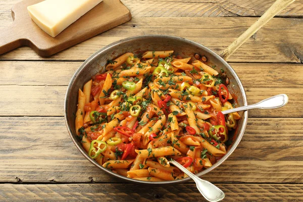 Macarrão italiano em panela de metal com legumes — Fotografia de Stock