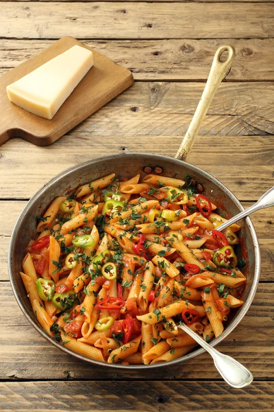 Итальянская паста в металлической сковороде с овощами — стоковое фото