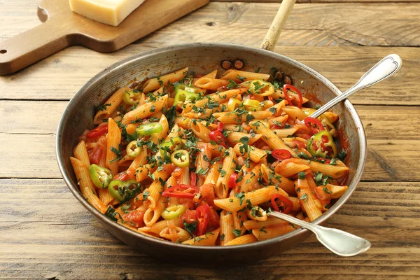 Pasta italiana in padella metallica con verdure — Foto Stock