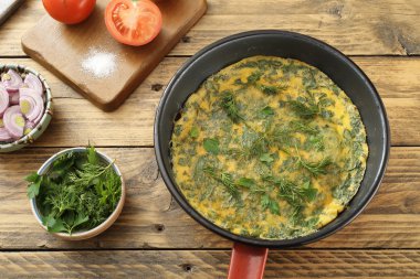 otlar metal tavada omlet