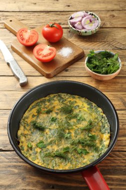 otlar metal tavada omlet