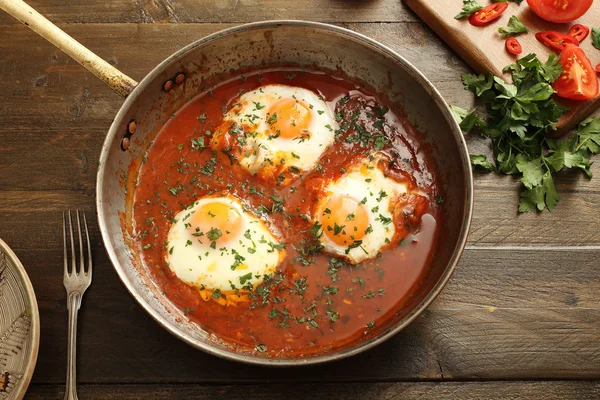 Top Toon gebakken ei in tomatensaus — Stockfoto