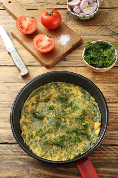 Omelett mit Kräutern in Metallpfanne — Stockfoto