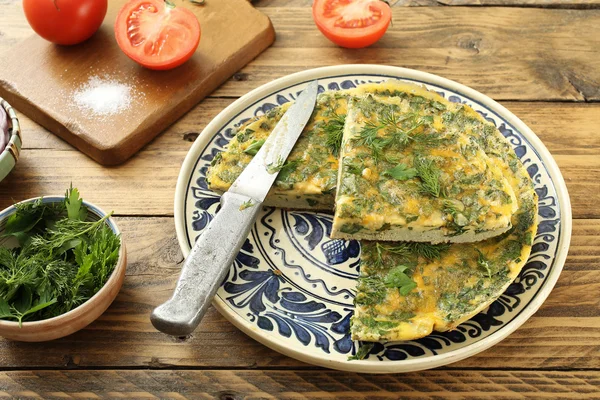 Omelet met kruiden rustieke tabelachtergrond — Stockfoto