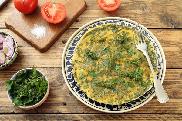 Omelet met kruiden rustieke tabelachtergrond — Stockfoto