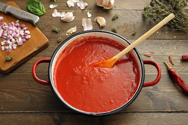 Tomatsås i metall pan — Stockfoto