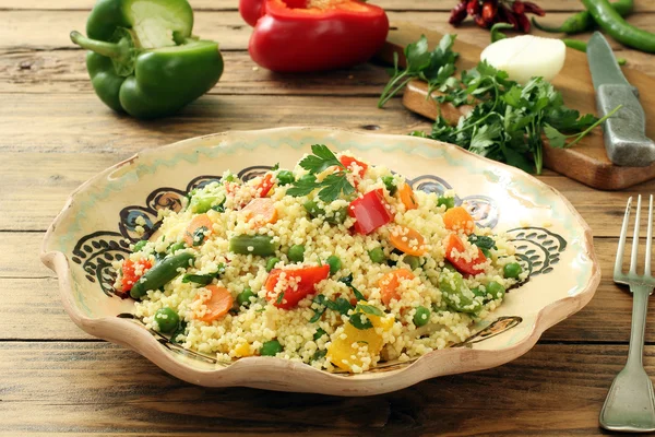 Couscous con verdure in tavola — Foto Stock