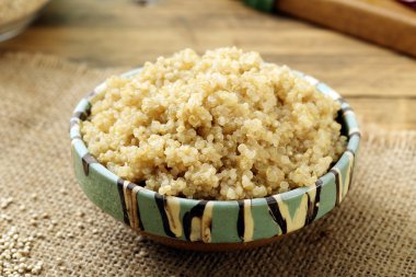 Seramik kase haşlanmış Quinoa