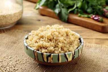 Seramik kase haşlanmış Quinoa