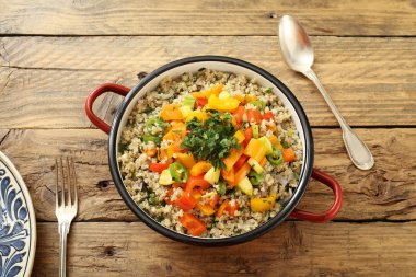 Üstten Görünüm Quinoa sebze metal ile pan