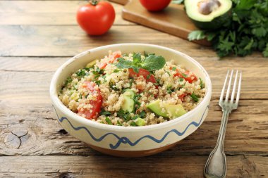 Vejetaryen Quinoa salata seramik kase