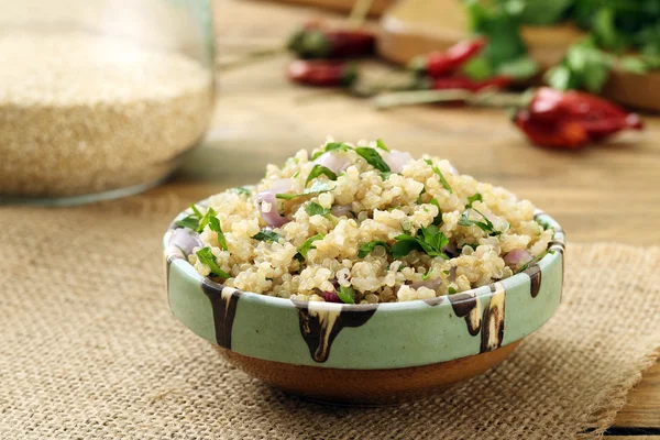 Salada de quinoa vegetariana em tigela de cerâmica — Fotografia de Stock