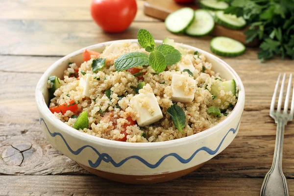 Salada de quinoa com queijo feta em tigela de cerâmica — Fotografia de Stock