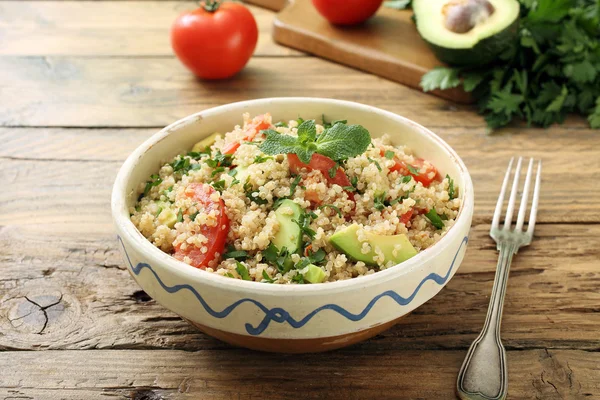 Salada de quinoa vegetariana em tigela de cerâmica — Fotografia de Stock