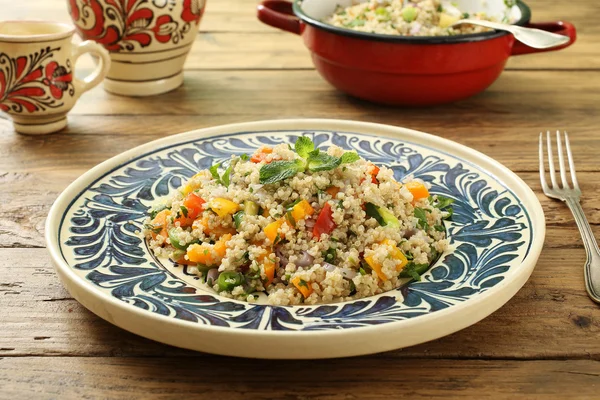 Vegetáriánus Quinoa saláta kerámia tányér — Stock Fotó