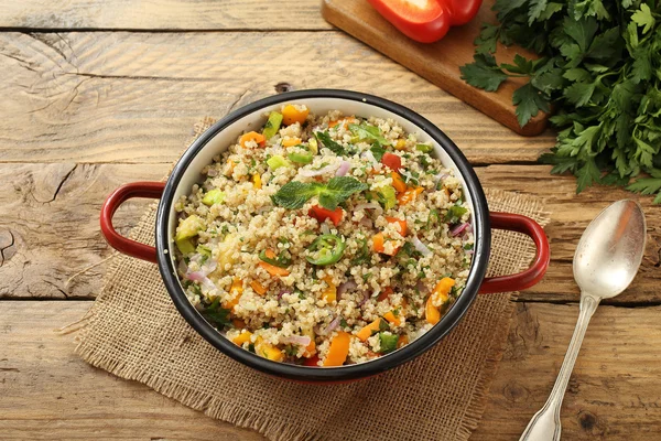 Vista superior Quinoa con verduras en bandeja de metal — Foto de Stock