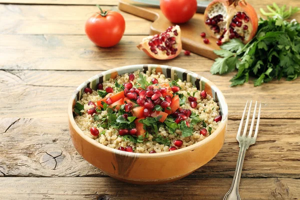 Quinoa salata domates ve nar seramik kase — Stok fotoğraf