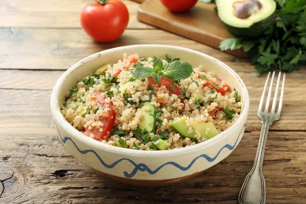 Vegetáriánus Quinoa saláta kerámia tál — Stock Fotó
