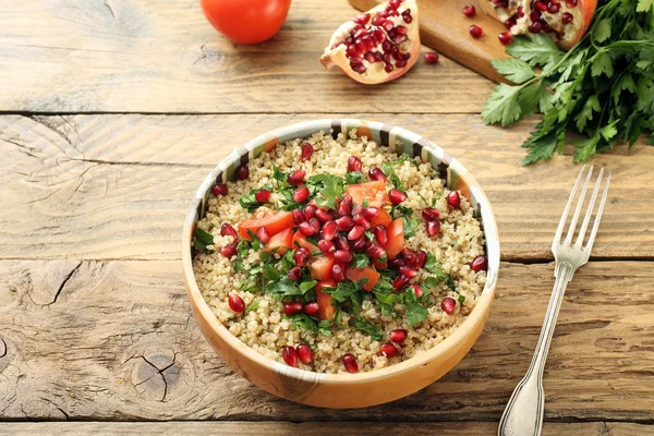Salade de quinoa à la tomate et grenade dans un bol en céramique — Photo