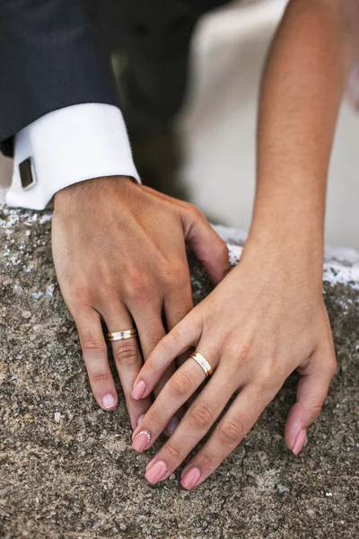 Gelin ve damadın elleri ile alyans