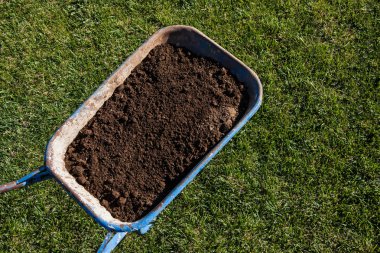 Bahçe arabası toprak tam