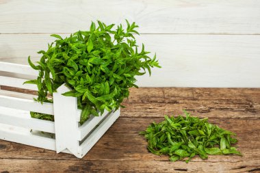 ahşap bir masa üzerine nane