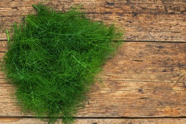 ahşap bir masa üzerinde rezene 