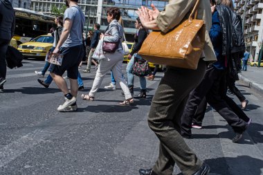 Atina'da bir yol geçiş insanlar