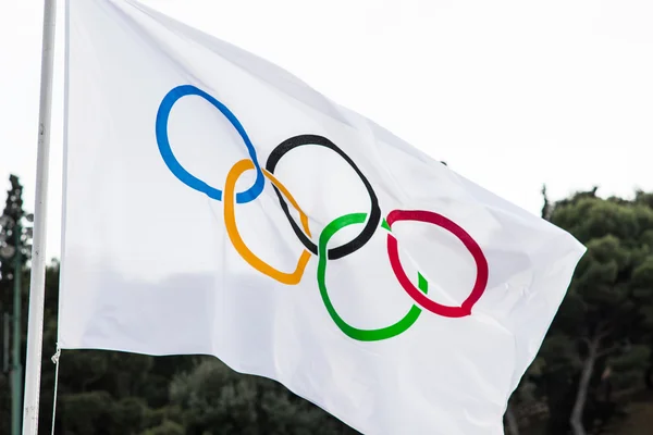 Olympiske flag flatterende - Stock-foto