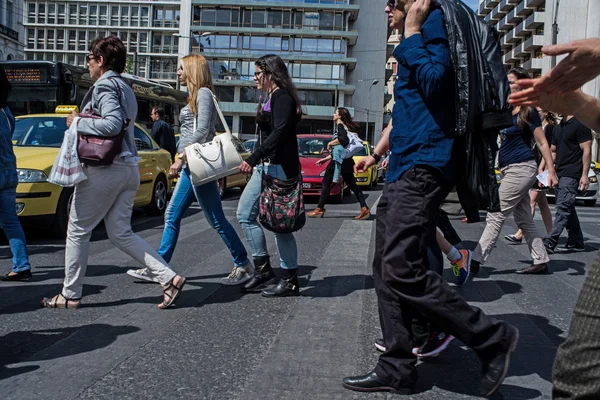 Personas que cruzan una carretera en Atenas — Foto de Stock