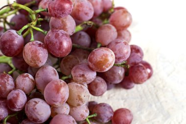 ahşap bir masa üzerinde gül üzüm 