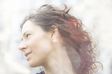 güzel genç kadının profili