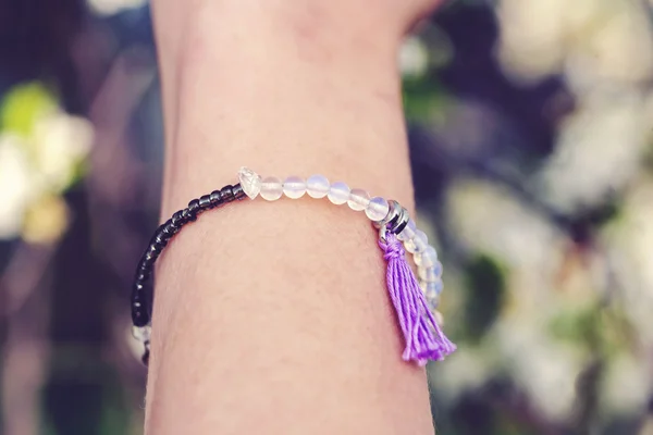 Main féminine avec bracelet yogini — Photo