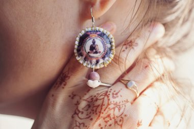 Buda küpeler ve mehndi elinde giyen kadın